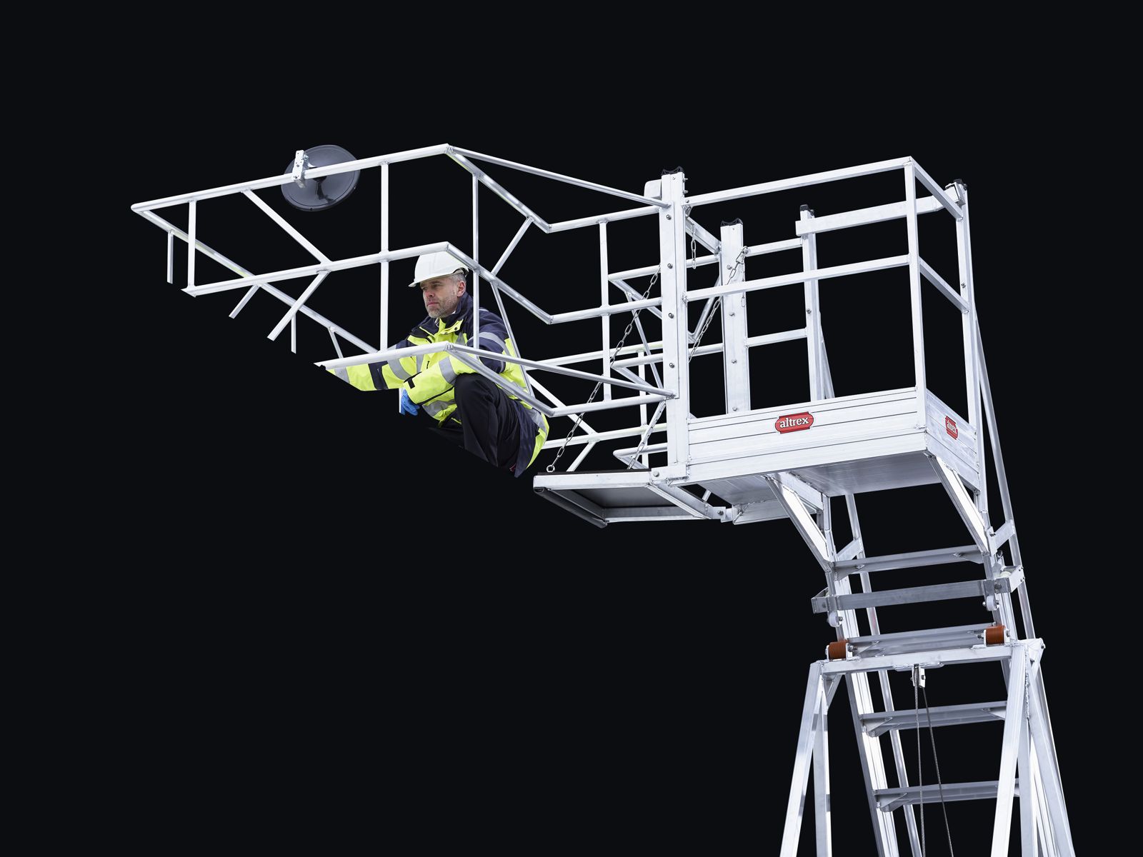 Mitarbeiter arbeitet aus dem Korb am Domdeckel
