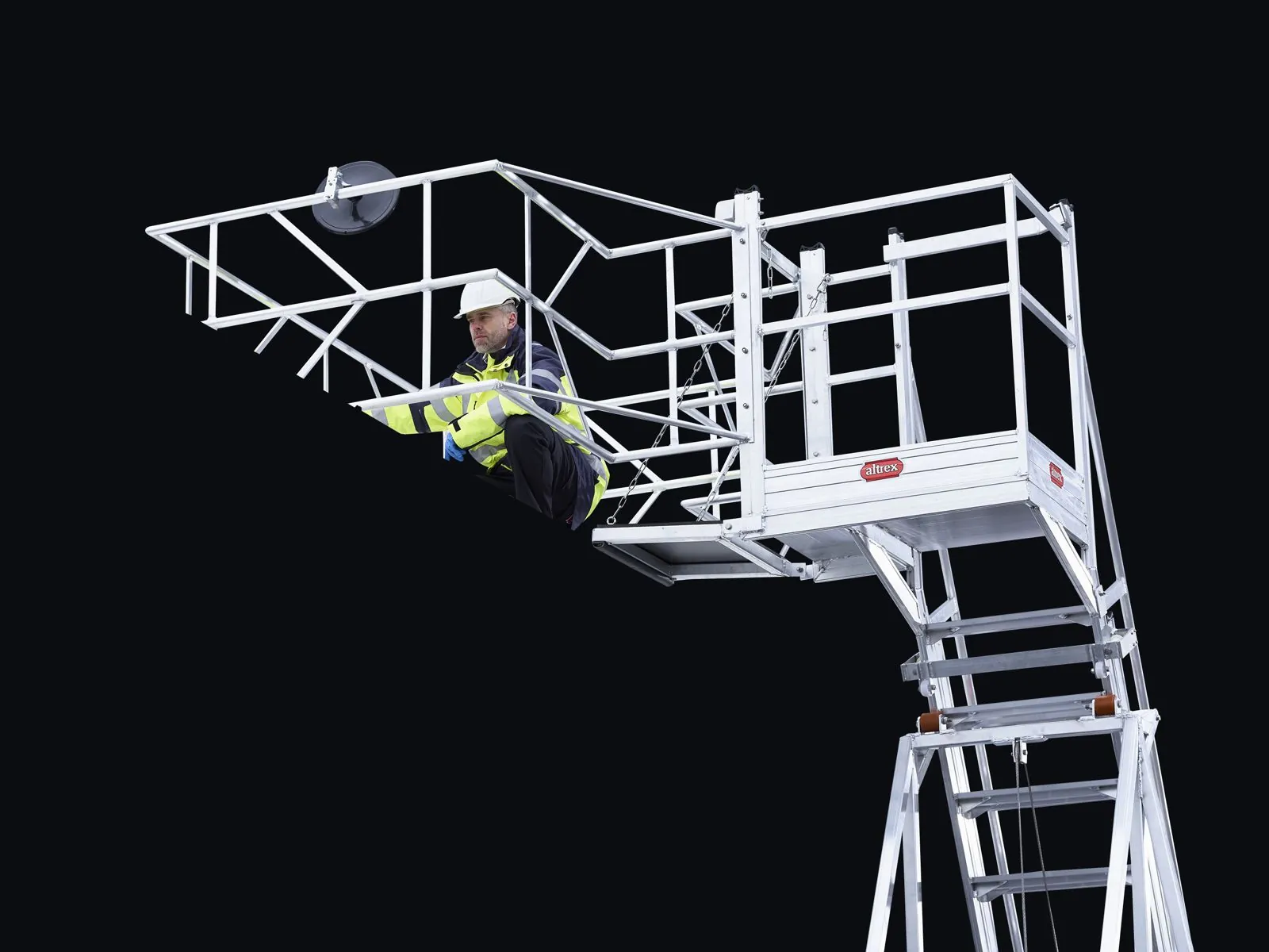 Mitarbeiter arbeitet aus dem Korb am Domdeckel