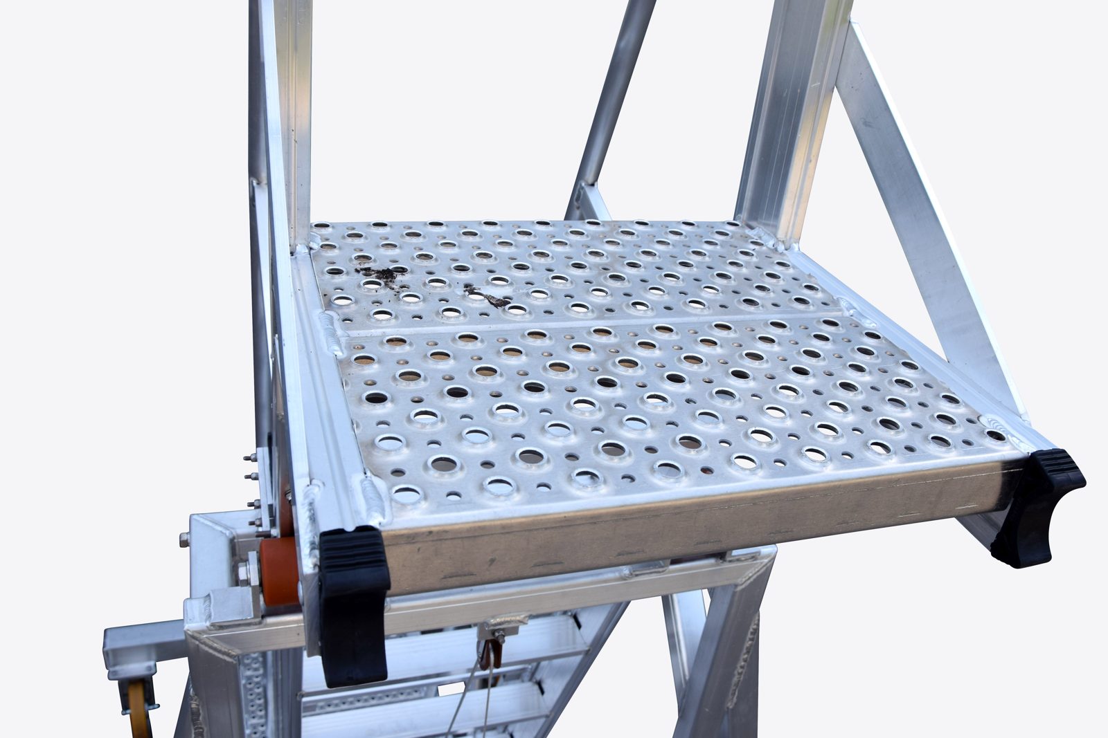 Perforierte Plattform der Tankwagenleiter im Detail