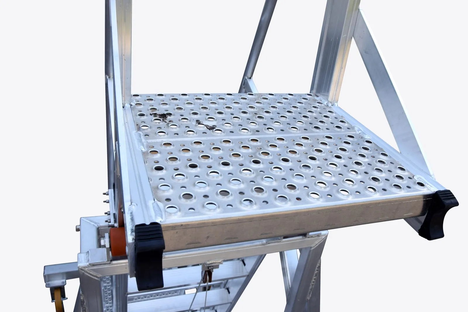 Perforierte Plattform der Tankwagenleiter im Detail